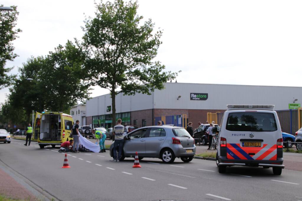 Motorrijder flink gewond bij botsing op auto