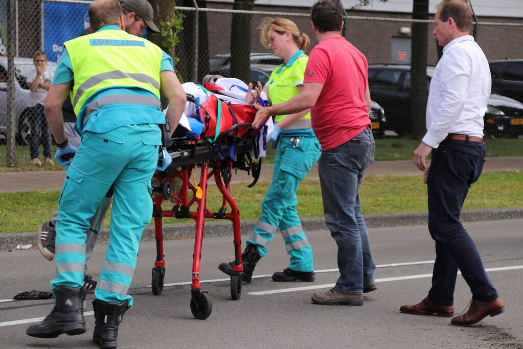 Motorrijder flink gewond bij botsing op auto