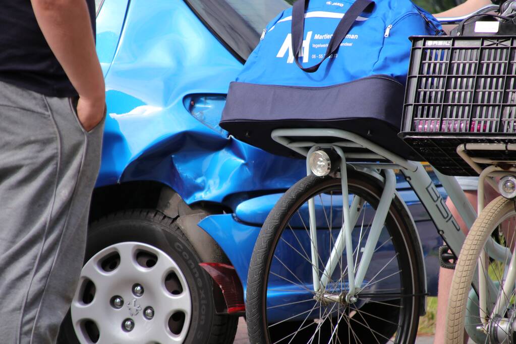 Motorrijder flink gewond bij botsing op auto