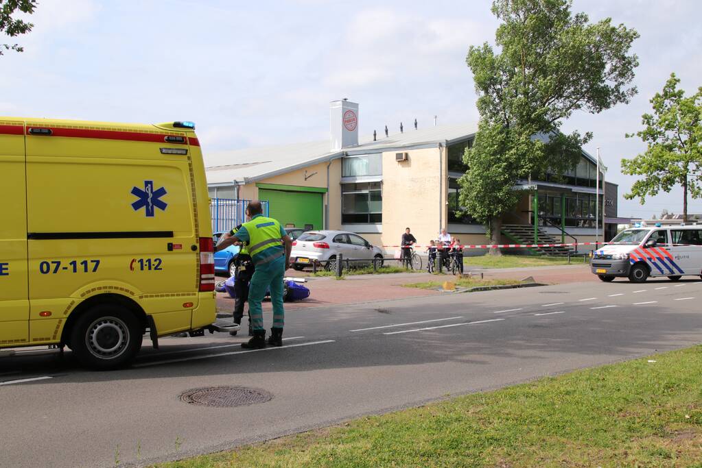 Motorrijder flink gewond bij botsing op auto