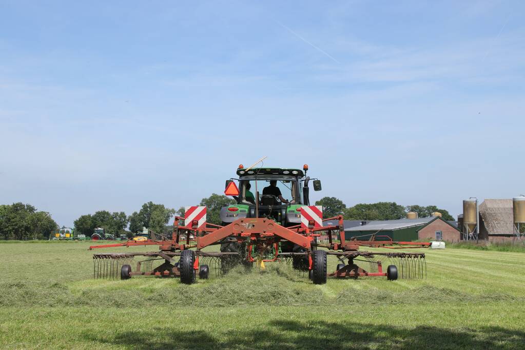 Boeren profiteren maximaal van het weer tijdens het hooien