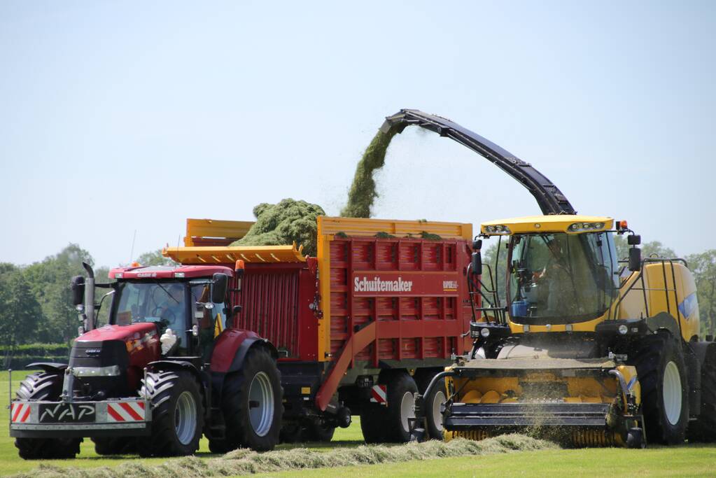 Boeren profiteren maximaal van het weer tijdens het hooien
