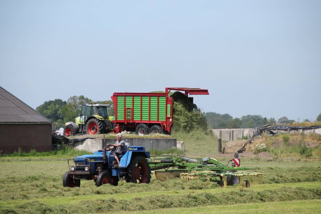 Boeren profiteren maximaal van het weer tijdens het hooien