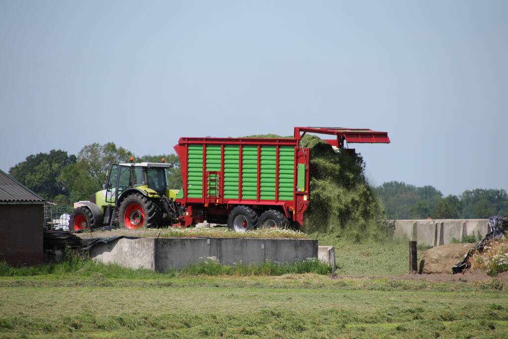 Boeren profiteren maximaal van het weer tijdens het hooien
