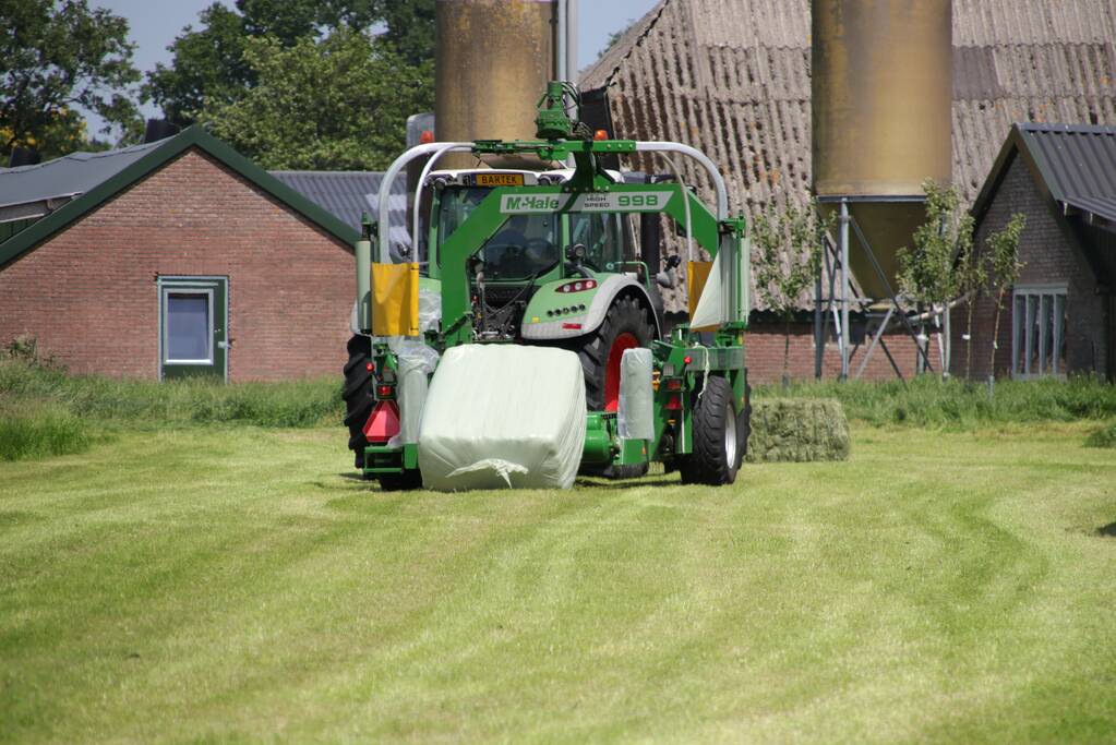 Boeren profiteren maximaal van het weer tijdens het hooien