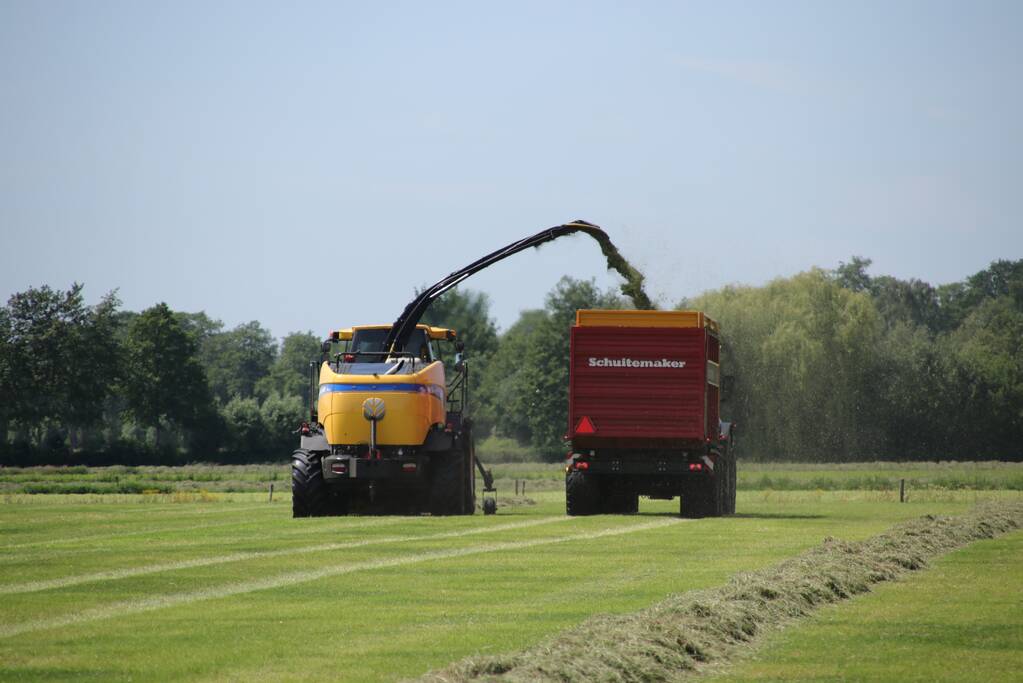 Boeren profiteren maximaal van het weer tijdens het hooien