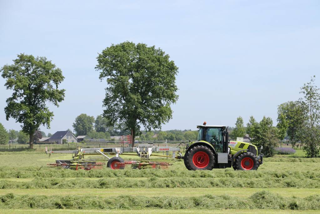 Boeren profiteren maximaal van het weer tijdens het hooien