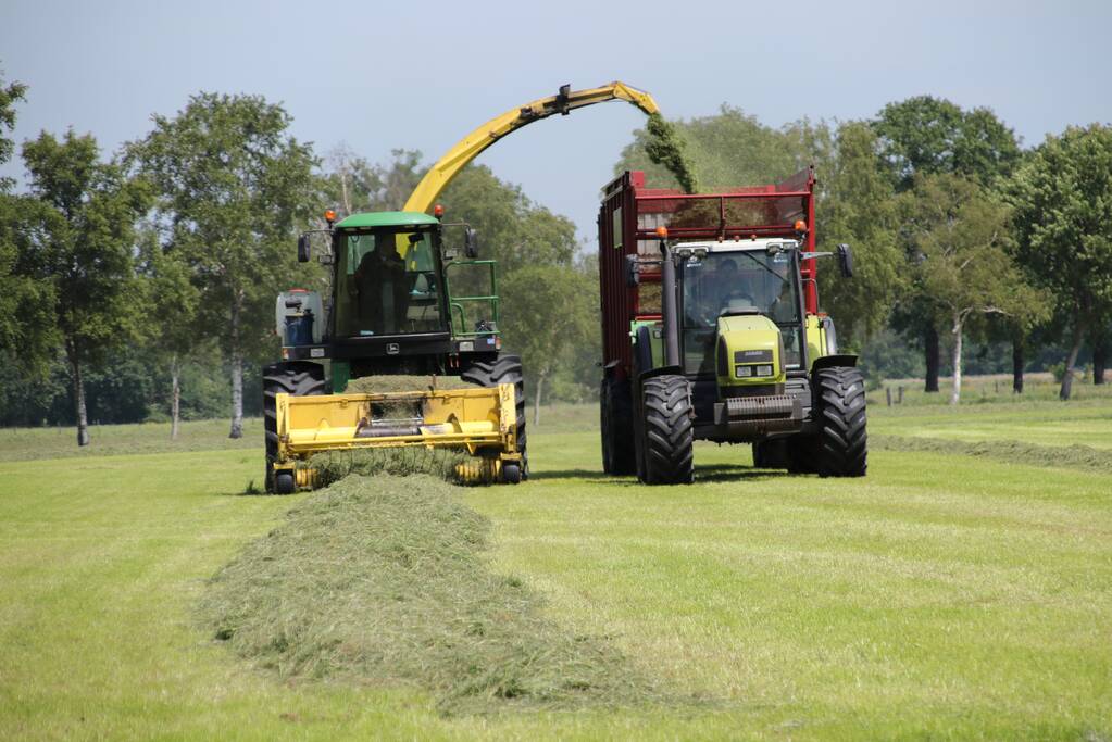 Boeren profiteren maximaal van het weer tijdens het hooien