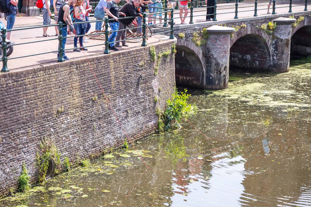 Massaal aan het magneetvissen