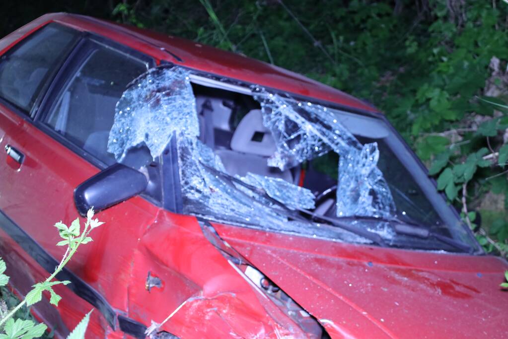 Gewonde bestuurder vlucht na crash