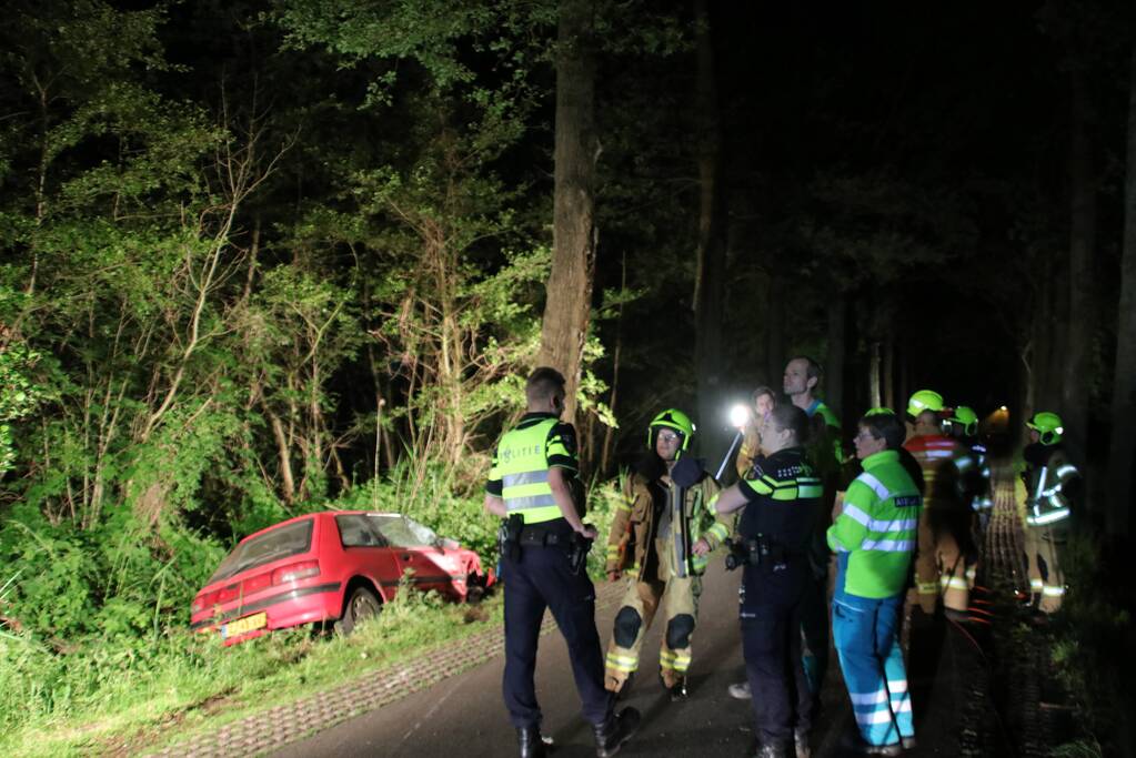 Gewonde bestuurder vlucht na crash