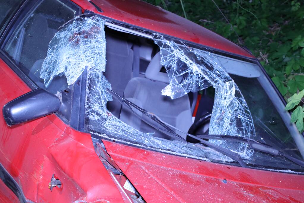 Gewonde bestuurder vlucht na crash