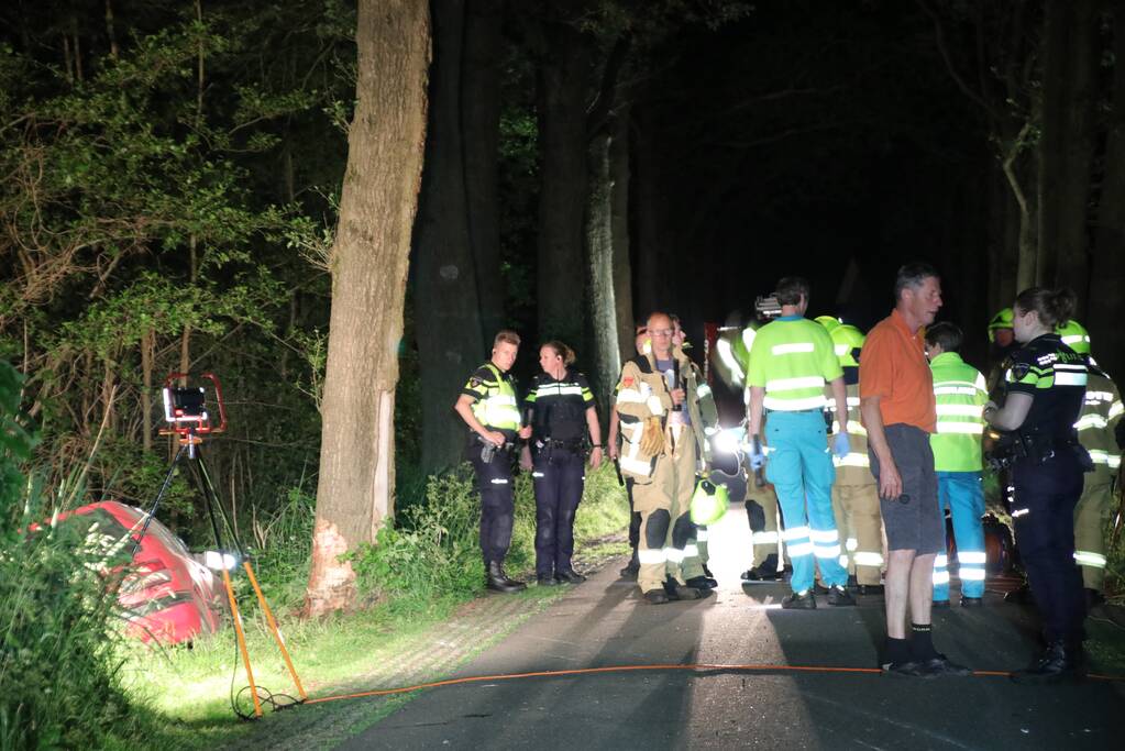 Gewonde bestuurder vlucht na crash
