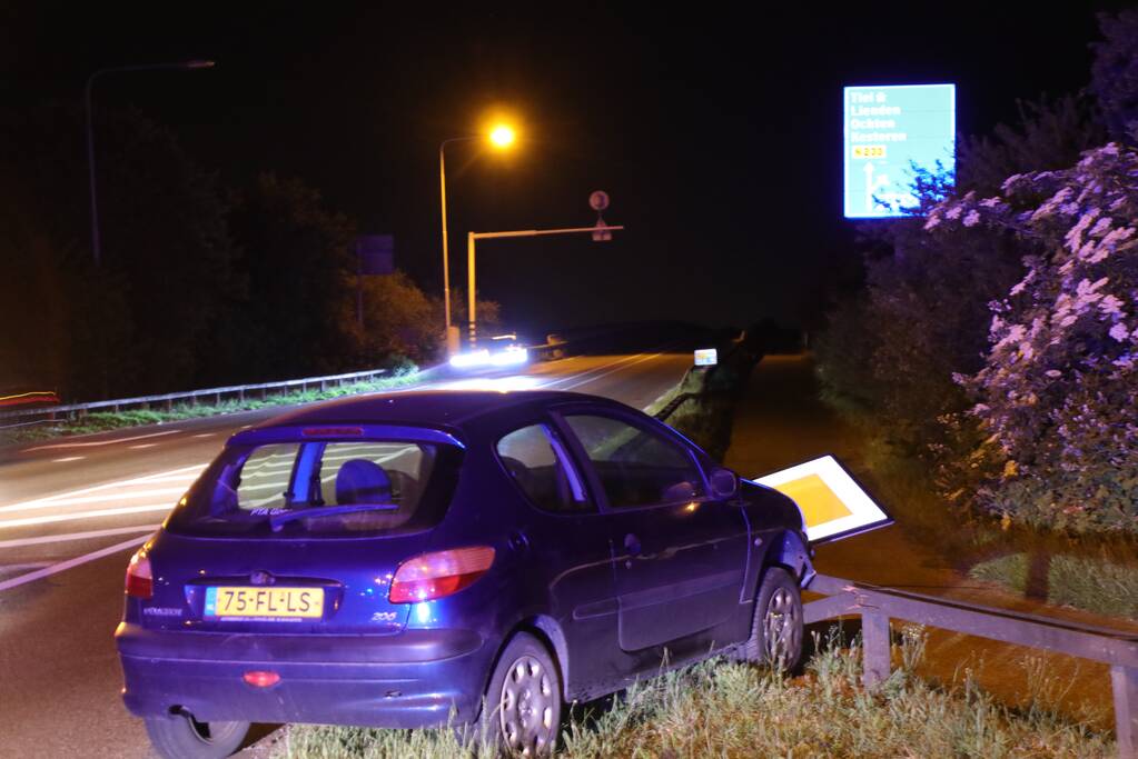 Auto ramt voorrangsbord, bestuurder gewond