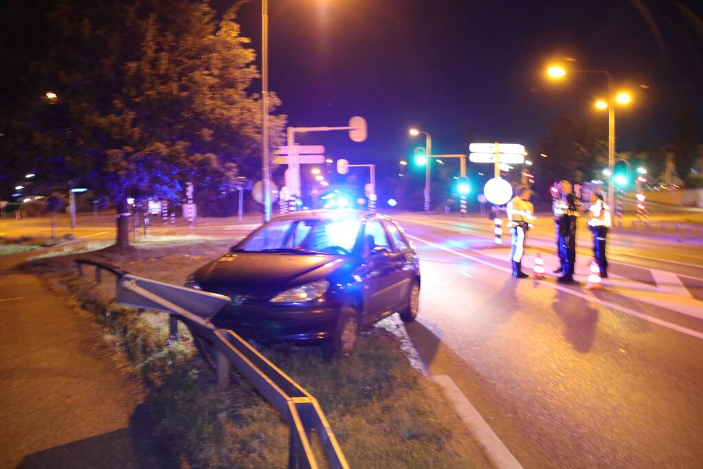Auto ramt voorrangsbord, bestuurder gewond
