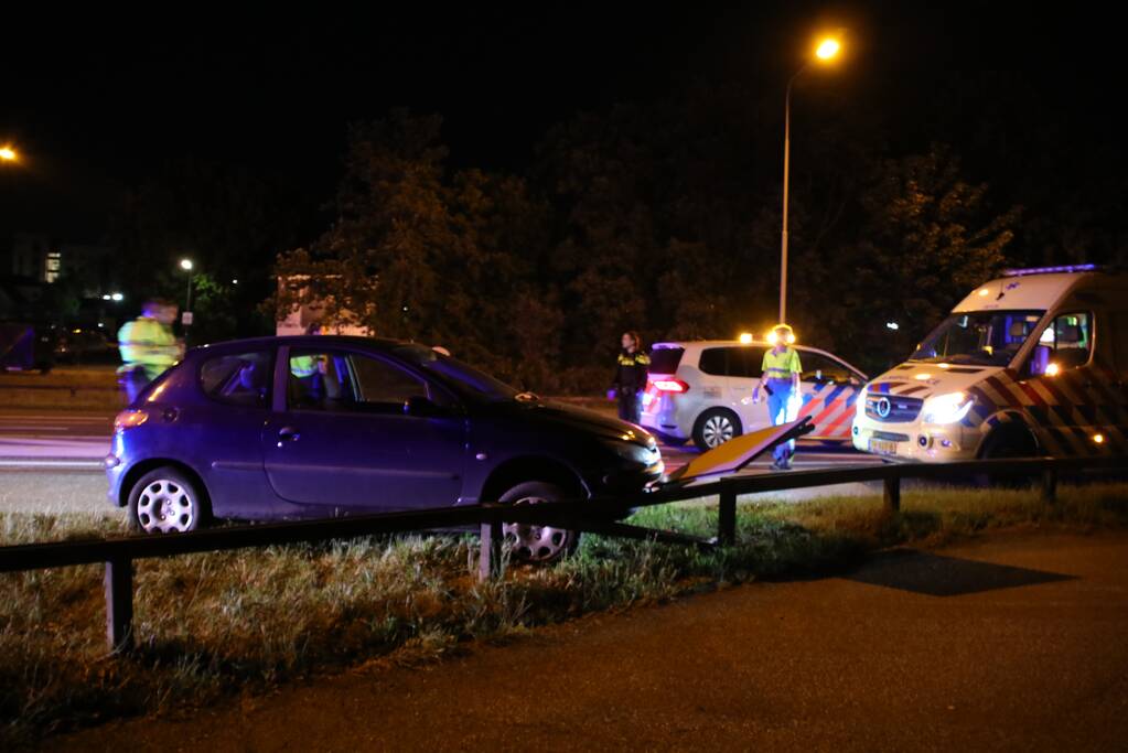 Auto ramt voorrangsbord, bestuurder gewond