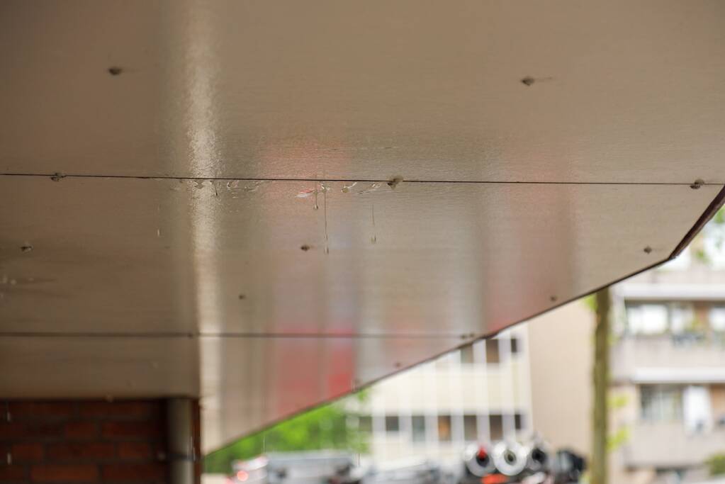 Verdieping blank door waterlek in woning