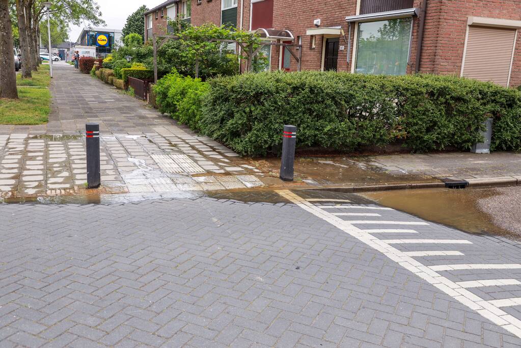 Straat loopt blank na gesprongen waterleiding