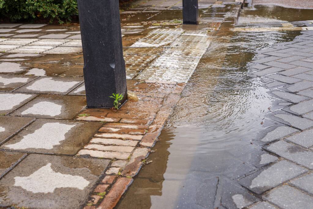 Straat loopt blank na gesprongen waterleiding