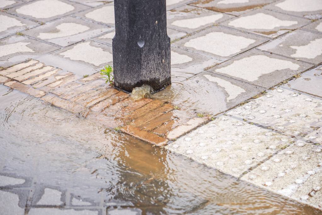 Straat loopt blank na gesprongen waterleiding
