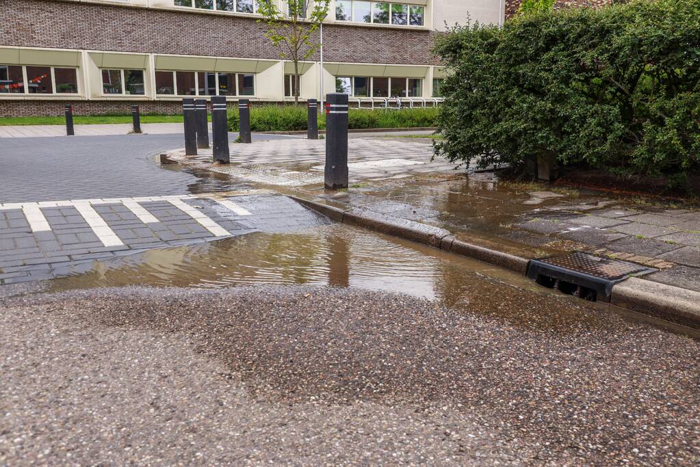 Straat loopt blank na gesprongen waterleiding
