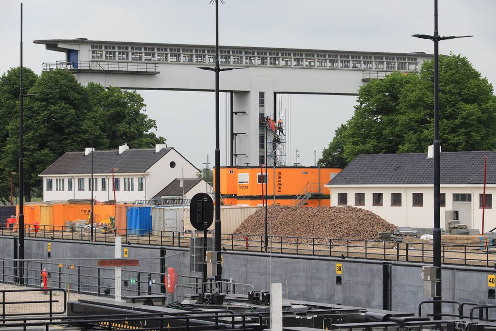 Twee personen onderhoudsmedewerkers bevrijd uit Prinses Beatrixsluis