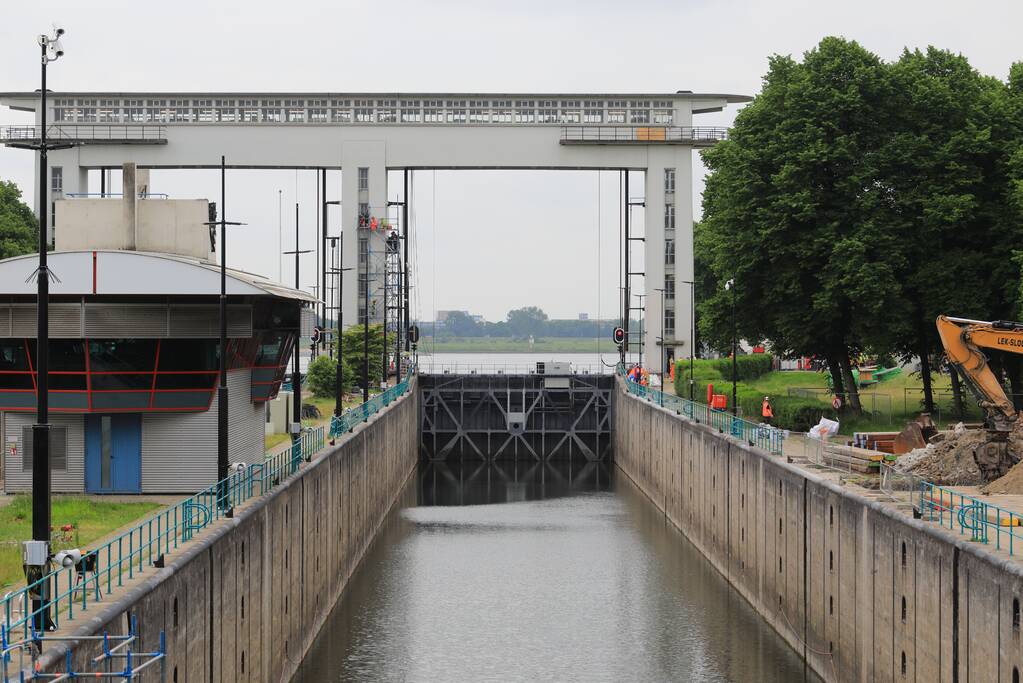 Twee personen onderhoudsmedewerkers bevrijd uit Prinses Beatrixsluis