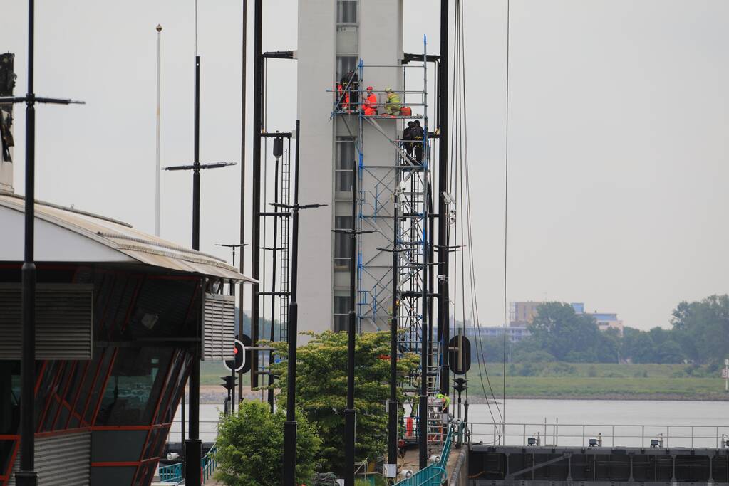 Twee personen onderhoudsmedewerkers bevrijd uit Prinses Beatrixsluis