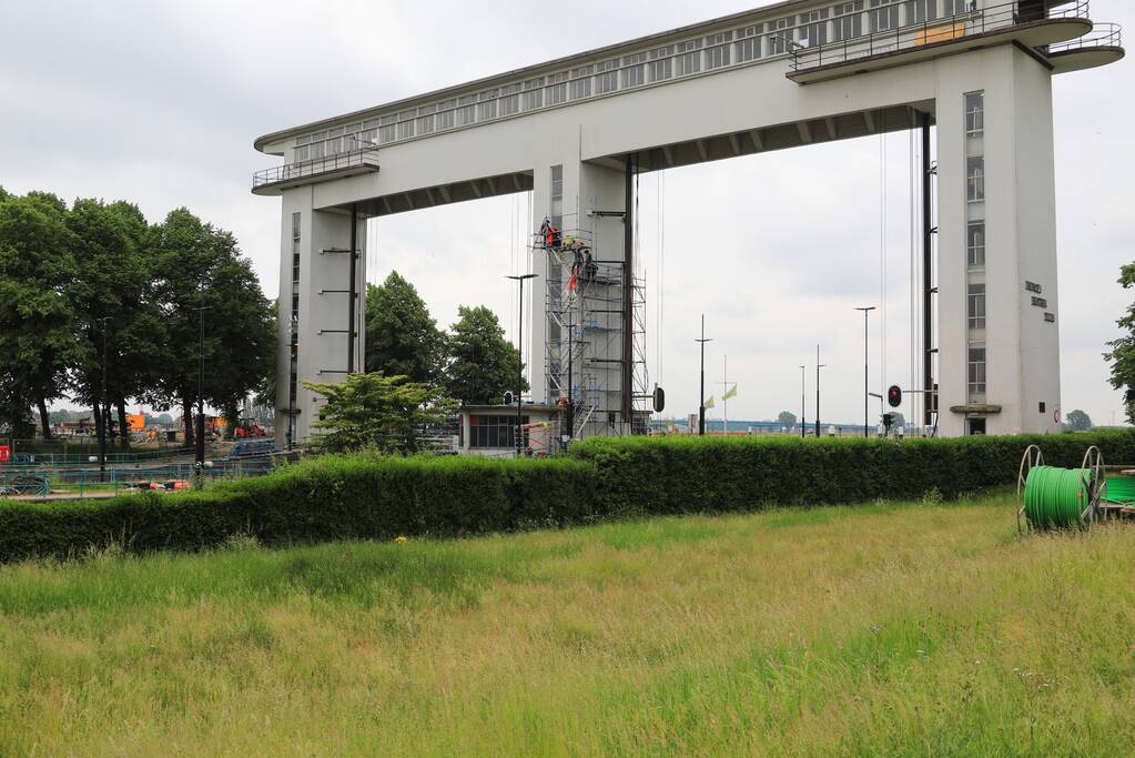 Twee personen onderhoudsmedewerkers bevrijd uit Prinses Beatrixsluis