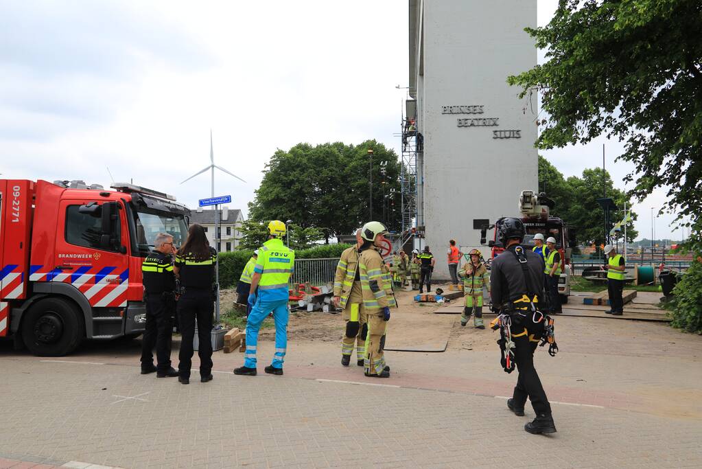 Twee personen onderhoudsmedewerkers bevrijd uit Prinses Beatrixsluis