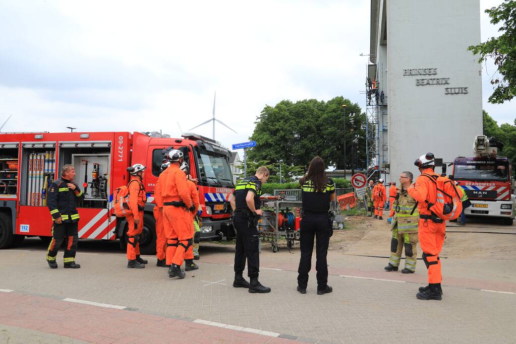 Twee personen onderhoudsmedewerkers bevrijd uit Prinses Beatrixsluis