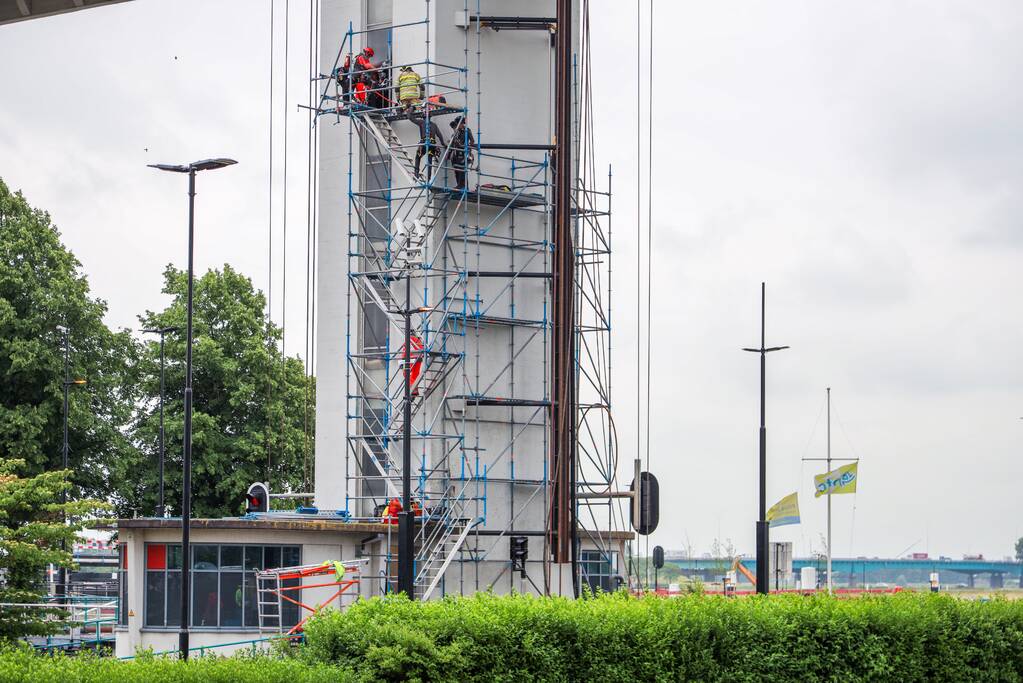 Twee personen onderhoudsmedewerkers bevrijd uit Prinses Beatrixsluis