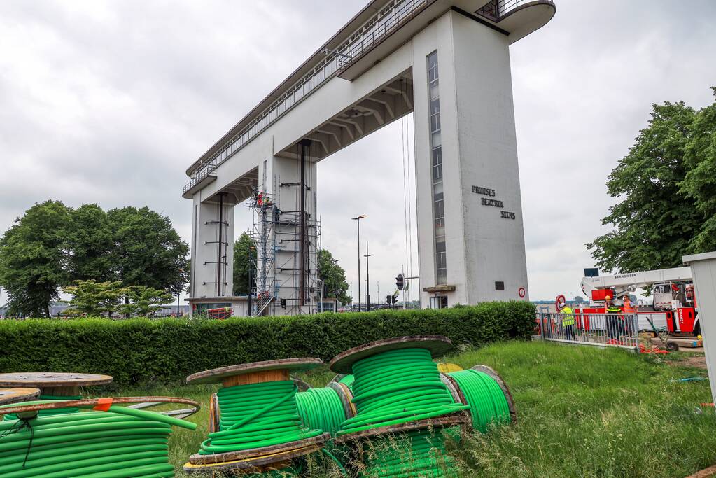Twee personen onderhoudsmedewerkers bevrijd uit Prinses Beatrixsluis