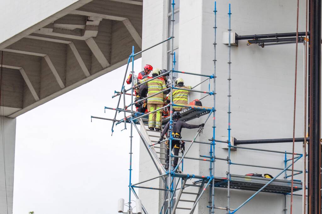 Twee personen onderhoudsmedewerkers bevrijd uit Prinses Beatrixsluis