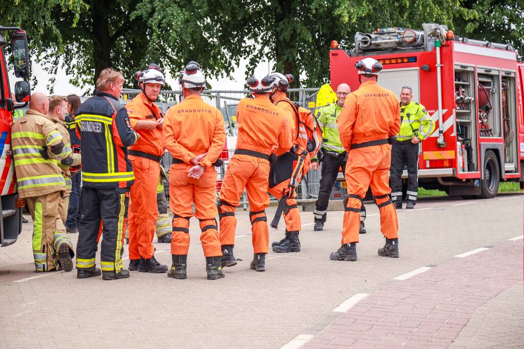 Twee personen onderhoudsmedewerkers bevrijd uit Prinses Beatrixsluis