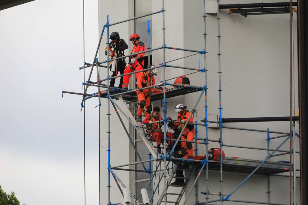 Twee personen onderhoudsmedewerkers bevrijd uit Prinses Beatrixsluis