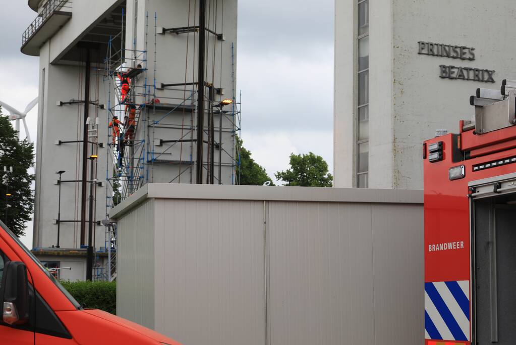 Twee personen onderhoudsmedewerkers bevrijd uit Prinses Beatrixsluis