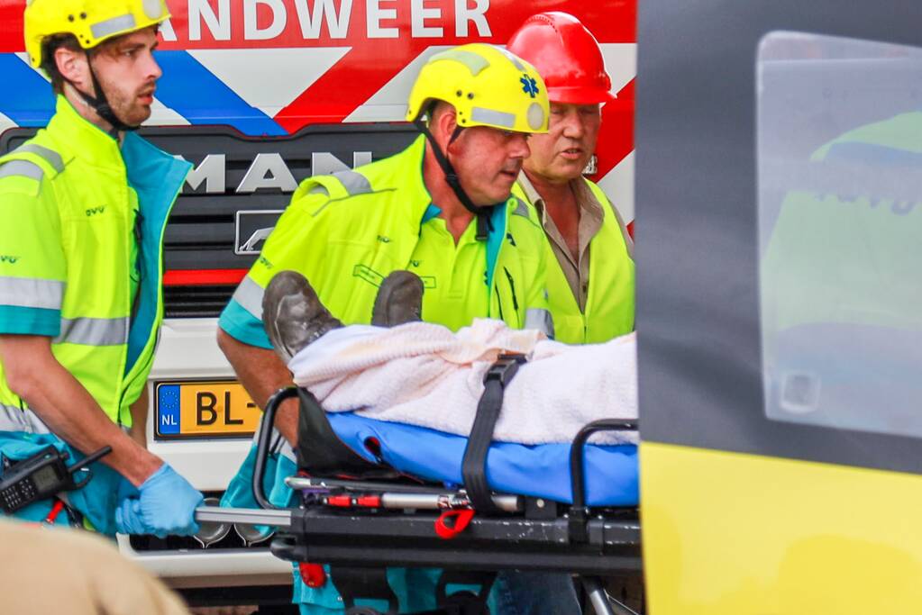 Twee personen onderhoudsmedewerkers bevrijd uit Prinses Beatrixsluis