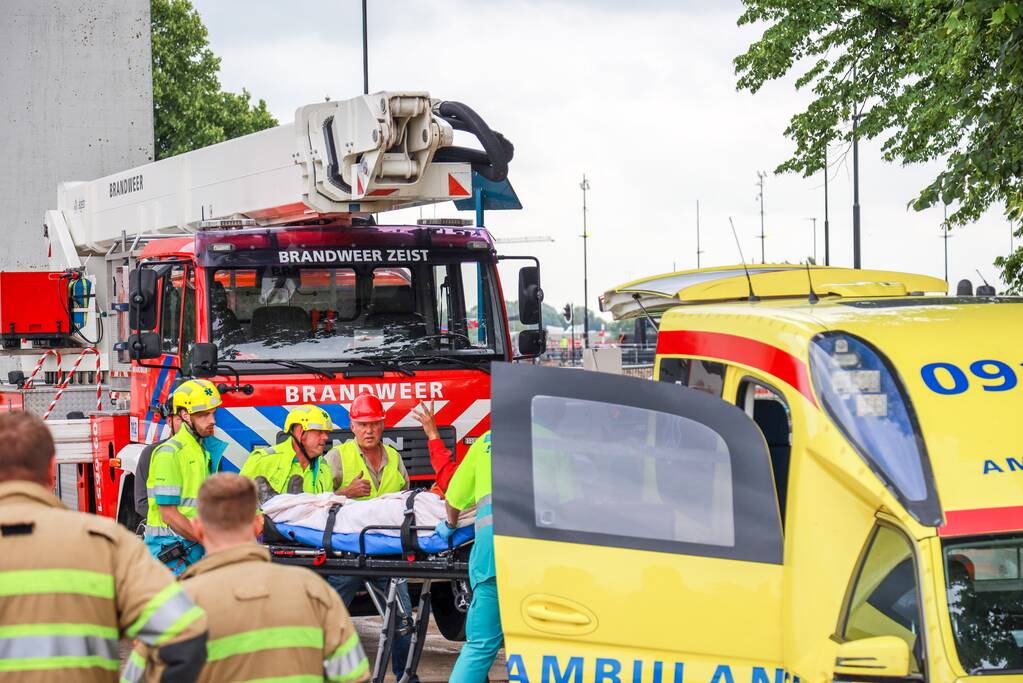 Twee personen onderhoudsmedewerkers bevrijd uit Prinses Beatrixsluis