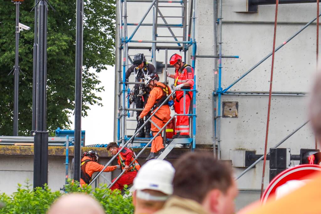 Twee personen onderhoudsmedewerkers bevrijd uit Prinses Beatrixsluis