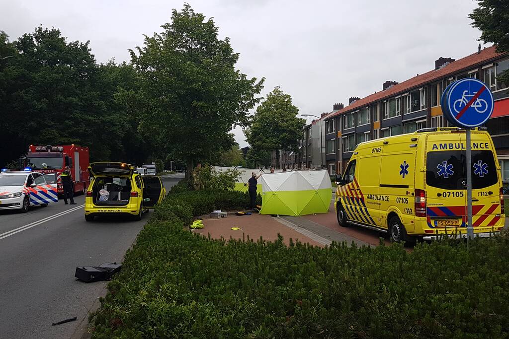 Fietsster overleden na botsing met bestelbus