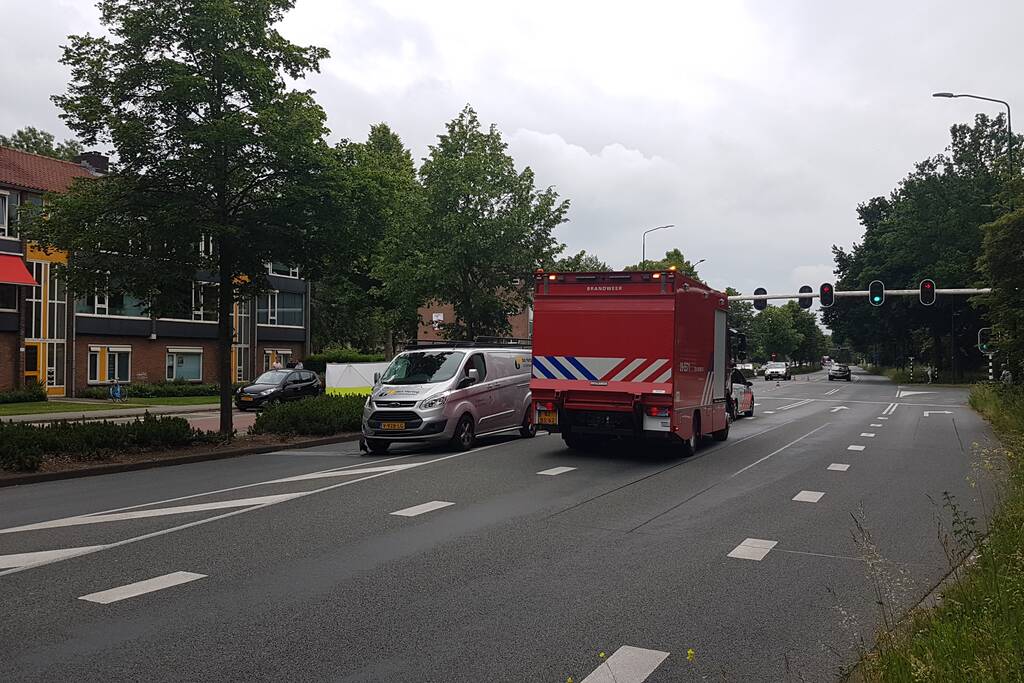 Fietsster overleden na botsing met bestelbus
