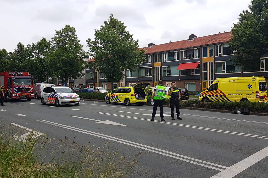 Fietsster overleden na botsing met bestelbus