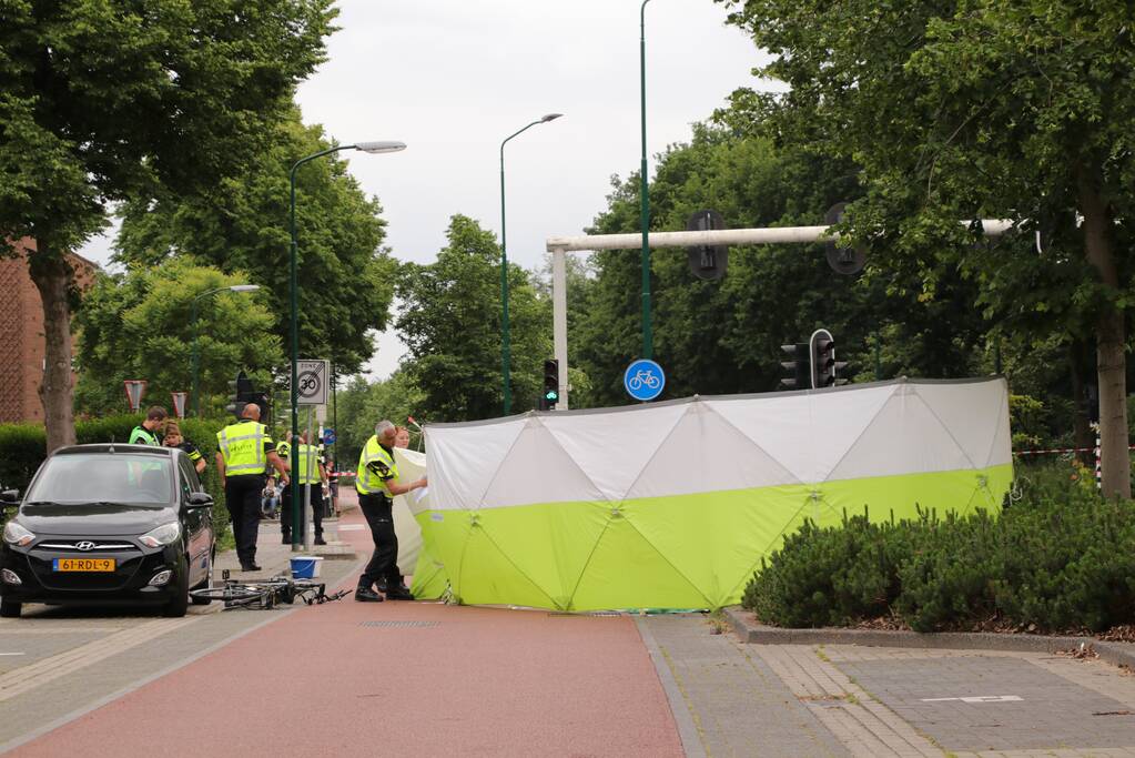 Fietsster overleden na botsing met bestelbus