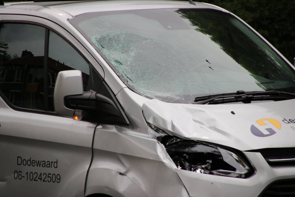 Fietsster overleden na botsing met bestelbus