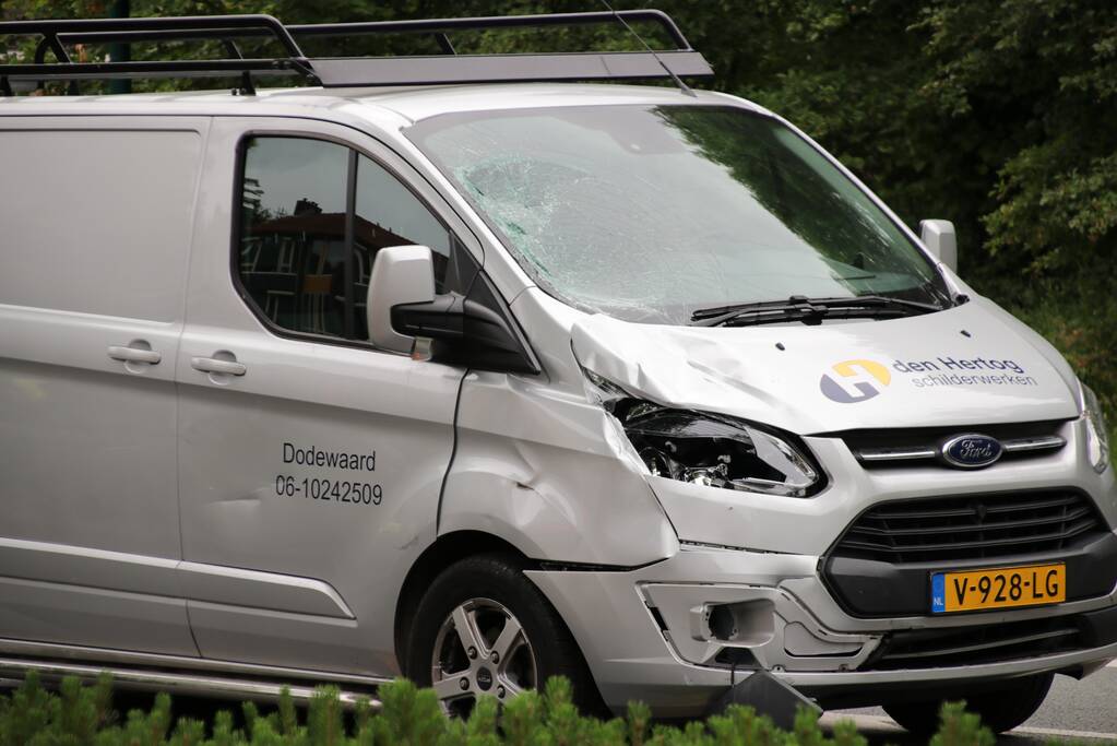 Fietsster overleden na botsing met bestelbus