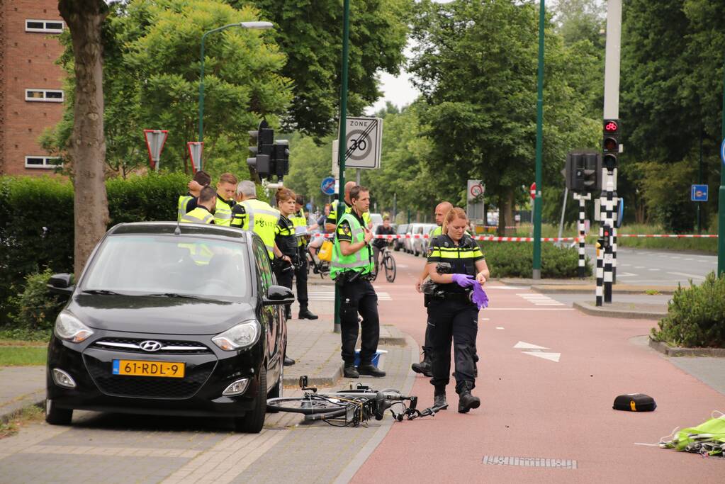 Fietsster overleden na botsing met bestelbus