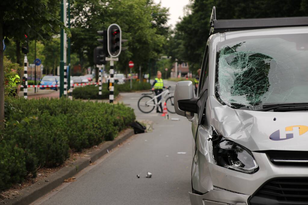 Fietsster overleden na botsing met bestelbus