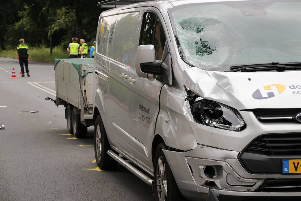 Fietsster overleden na botsing met bestelbus