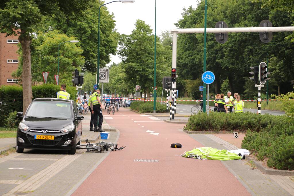Fietsster overleden na botsing met bestelbus